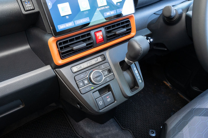 「タント」に電動パーキングブレーキが採用されたのは、2021年9月の改良時だ。今回のマイナーチェンジでは採用車種が拡大され、エントリーグレードの「タントL」を除く全車に標準装備となった。