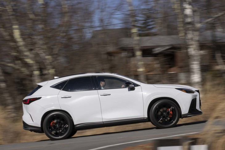 トヨタの「RAV4」「カムリ」などと同じ「GA-K」プラットフォームを基本に、独自の強化が図られている。