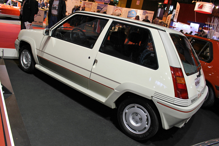 「ルノー5 GTターボ」（1986年）。2代目“シュペール・サンク”においては、初代で獲得したターボのイメージが積極的に活用された。フロントに搭載される1.4リッター直4＋ギャレット製T2ターボは、最高出力115ps/5750rpmを発生。最高速は201km/h。