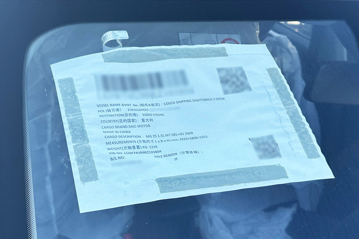 「MG ZS」に貼られた船積み用の“かんばん”を見る。中国河南省の物流ハブである鄭州で出荷され、コスコ社の輸送船サジタリウスで海上輸送された後、イタリア・リグリア州の港湾都市ヴァード・リグレに到着している。