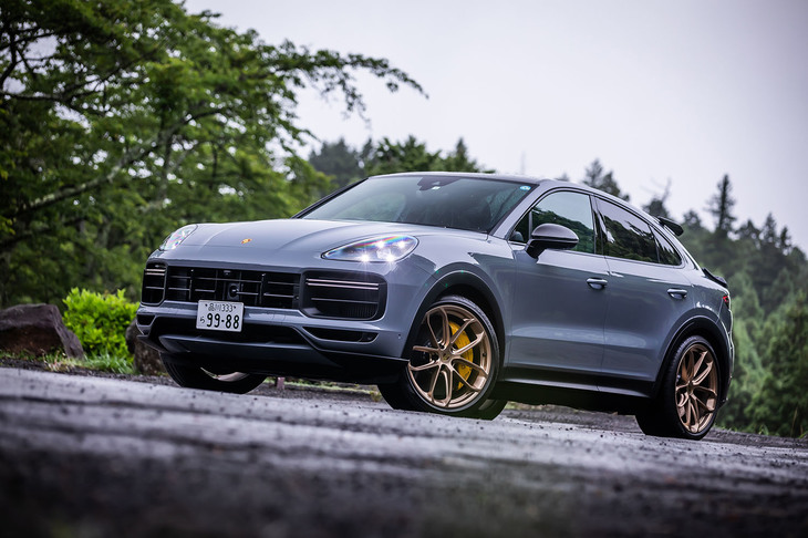 「ポルシェ・カイエン」のトップモデルとして2021年6月に導入された「ターボGT」。ニュルブルクリンクのノルドシュライフェ（北コース）で、7分38秒9のSUV最速タイムを記録した。車両本体価格は2851万円。