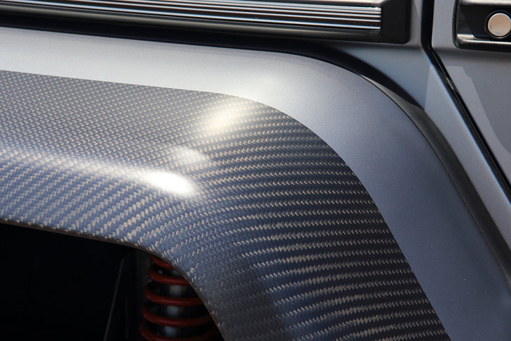 大きく張り出した「G550 4×4²」のオーバーフェンダー。4枚ともドライカーボン製となっている。