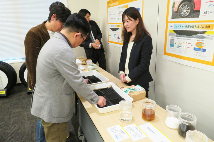 会場では、水にぬれると柔らかくなるゴム、冷やすと柔らかくなるゴムの実演も行われた。