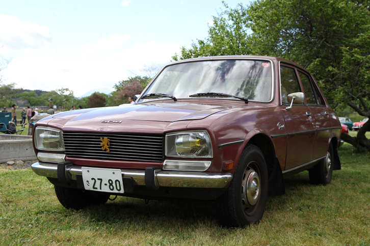 1980年「プジョー504D」。前出の「404」の後継モデルとなる実用的なセダンだが、この個体を含め正規輸入車の多くがディーゼル仕様だった。ちなみにプジョーのトレードマークともいえる“つり目”は、この504から始まった。