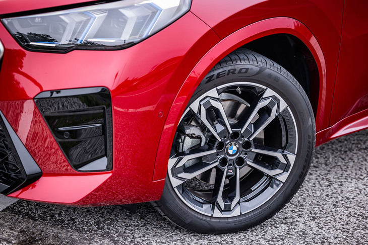 ダークグレーの「Mライトアロイホイール ダブルスポークスタイリング871Mバイカラー」と呼ばれる19インチアルミホイールを標準で装備。今回の試乗車は245/45R19 サイズの「ピレリPゼロ」タイヤを組み合わせていた。