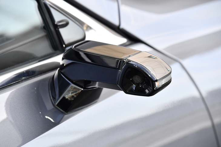 サイドミラーに代わる装備として“バージョンL”グレードにオプション設定される「デジタルアウターミラー」。法規の関係で、当面は日本仕様車にだけ用意される。