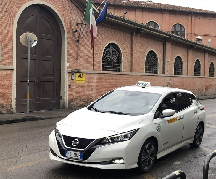 イタリア・フィレンツェでは2代目「日産リーフ」のタクシー車両が増殖中だ。