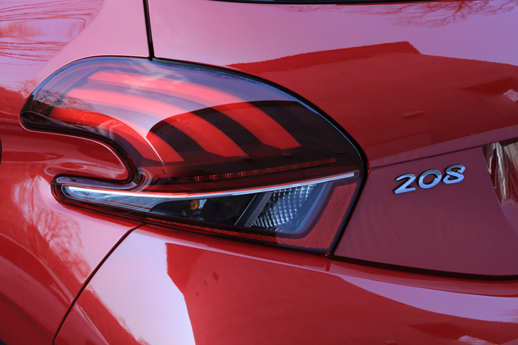 テールランプはLED式。3本のラインは「ライオンの爪あと」をイメージしたデザインとなっている。