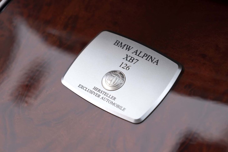 センターコンソールにはシリアルナンバーを刻んだプレートが貼られている。試乗車はNo.126だった。