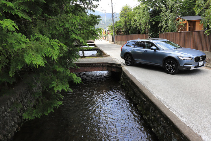 今回は、宮城県南部の白石市周辺で「V90クロスカントリーD4」に試乗した。写真は白石城に近い武家屋敷でのワンシーン。
