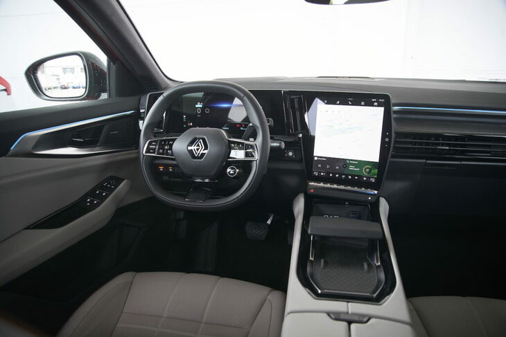 コックピット周辺部の様子。大きなディスプレイが目を引く。