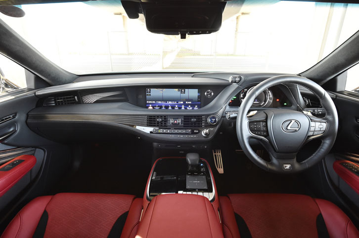 インテリアは、流麗なラインを描くインストゥルメントパネルを採用し、広がりのある空間が表現されている。