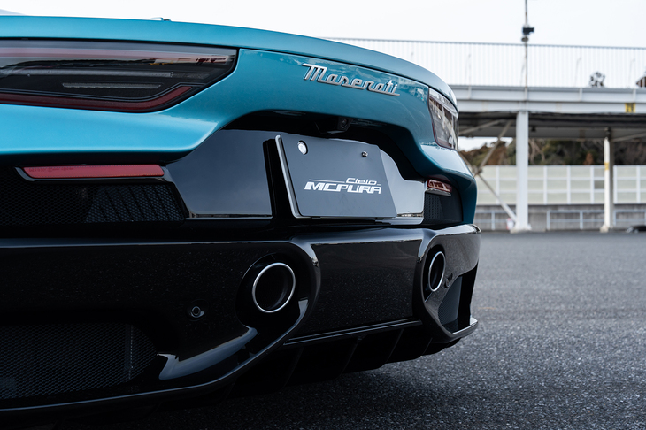 リアまわりではディフューザーの形状を変更。フィンの枚数が増えたほか、フィンの高さがより際立つデザインに変わっている。