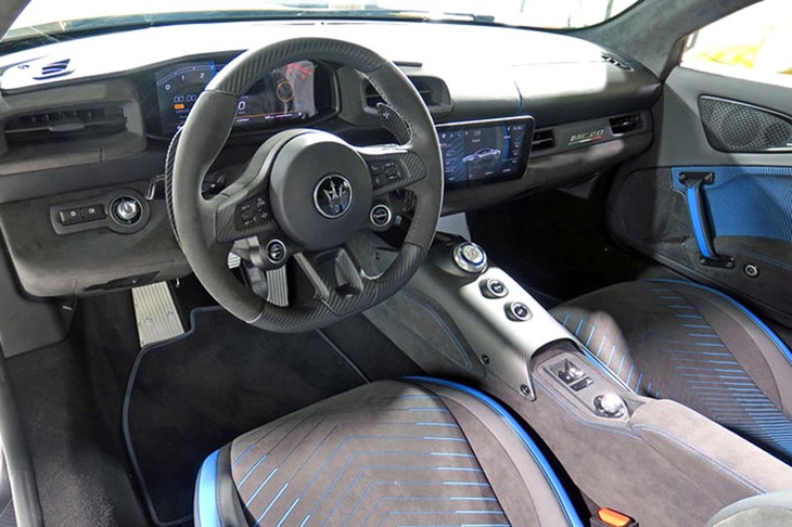 「マセラティMC20」（モックアップ）のインテリア。細身のセンターコンソールや液晶のメーターパネルといったディテールが見て取れる。