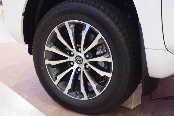 「TZ-G」グレードには、切削光輝加工とダークグレーメタリック塗装が施された19インチアルミホイール（写真）が装着される。