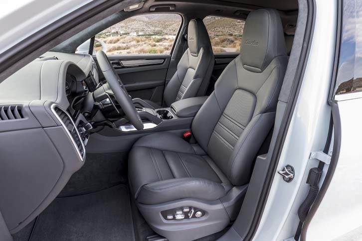 「カイエン ターボ」のフロントシート。表皮全体にパーフォレーテッド（穴あけ）加工が施されるほか、ヘッドレストには「turbo」のロゴが配される。