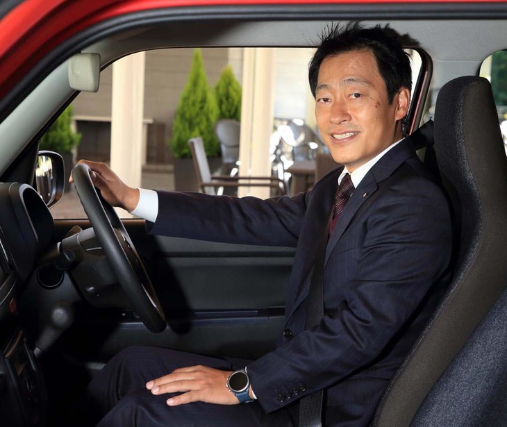 スズキが自ら“下駄グルマ”と呼ぶ新型「アルト」。生みの親である鈴木猛介さん（写真）はその言葉に、使い勝手や実用性、ファッション性といった、クルマとして重要な価値をみているという。