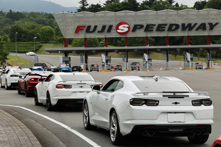 富士スピードウェイ東ゲートの、午前8時の開門を待って入場する参加車両。