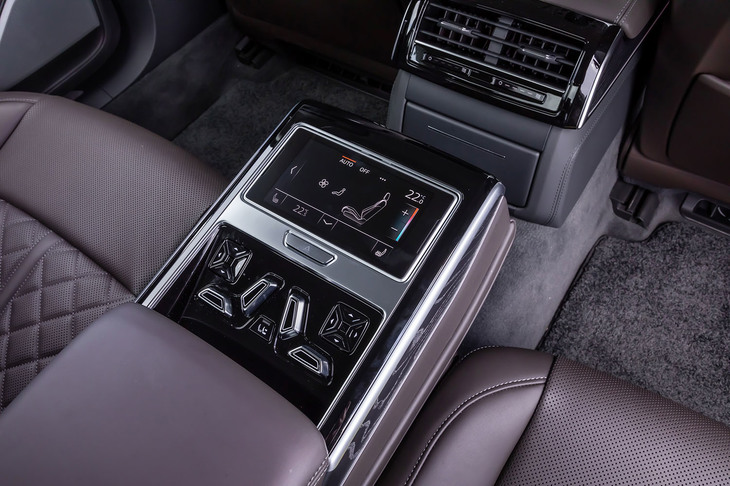 後席のアームレスト内には、リアシート調整用スイッチのほか、空調やブラインドの開け閉めが行えるタブレット型デバイス「リアシートリモート」が備わる。