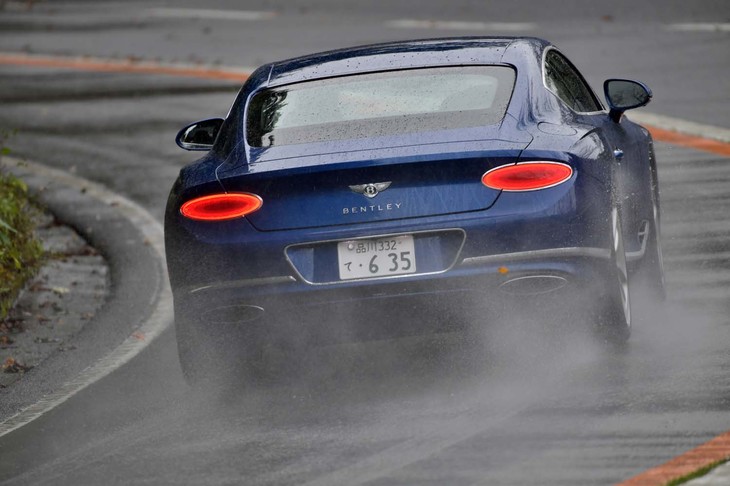 
	【ベントレー・コンチネンタルGTのスペック】
	ボディーサイズ：全長×全幅×全高＝4880×1965×1405mm／ホイールベース：2850mm／車重：2260kg／駆動方式：4WD／エンジン：6リッターW12 DOHC 48バルブ ツインターボ／ トランスミッション：8段AT／最高出力：635PS（467kW）/6000rpm／最大トルク：900N・m（91.8kgf・m）/1350-4500rpm／タイヤ：（前）275/35ZR22 104Y／（後）315/30ZR22 107Y（ピレリPゼロ）／ 燃費：12.2リッター/100km（約8.2km/リッター、欧州複合サイクル）／ 価格：2680万7000円

	
	【取材時の燃費データ】
	テスト距離： 214.2km（市街地1：高速道路8：山岳路1）／使用燃料：31.6リッター（ハイオクガソリン）／参考燃費：6.8km/リッター（満タン法）／6.9km/リッター（車載燃費計計測値）
	