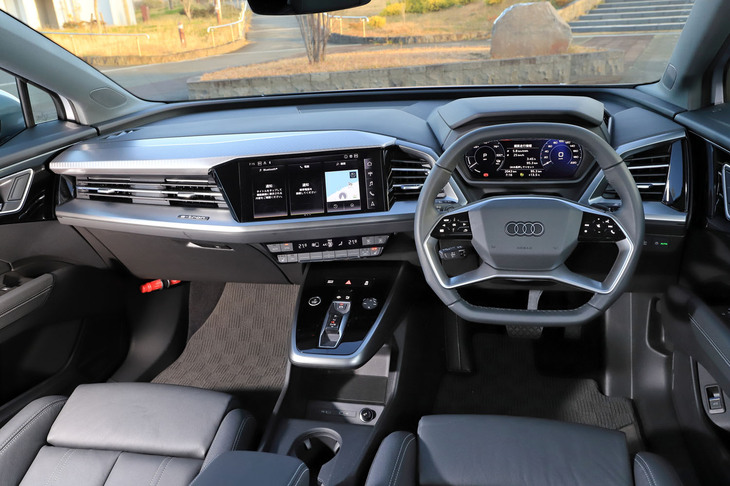インテリアは昨今のアウディ車に共通するエッジの立った意匠が特徴。センターコンソールはフローティング式で、その下は収納スペースとなっている。