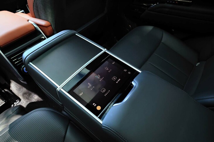 空調はセンターコンソールのタッチスクリーンでも操作が可能。シートポジションや照明、ブラインドなどもここで操作する。