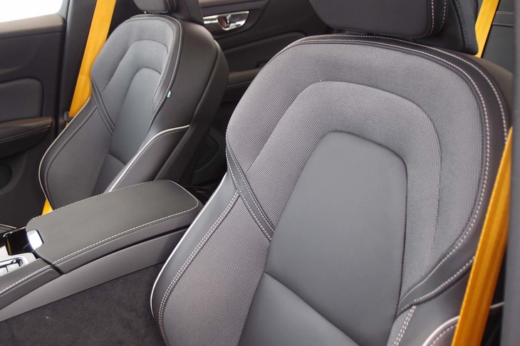 ボルボS60 T8ポールスターエンジニアード（フロントシート）