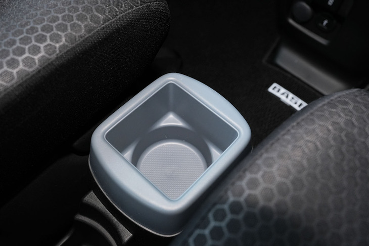 前席間に備わるカップホルダー。シートをセパレートタイプにすることで実現した。