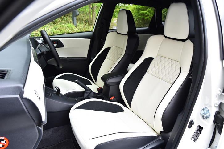 「ハイブリッド“Gパッケージ”」のスポーツシート。表皮には本革と合成皮革を用いており、背もたれの一部にはクロスステッチが施される。