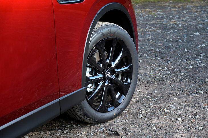 ブラックメタリック塗装のアルミホイールを装備。タイヤは専用開発を示す「MA」マーク入りの「ブリヂストン・アレンザ001」を履く。