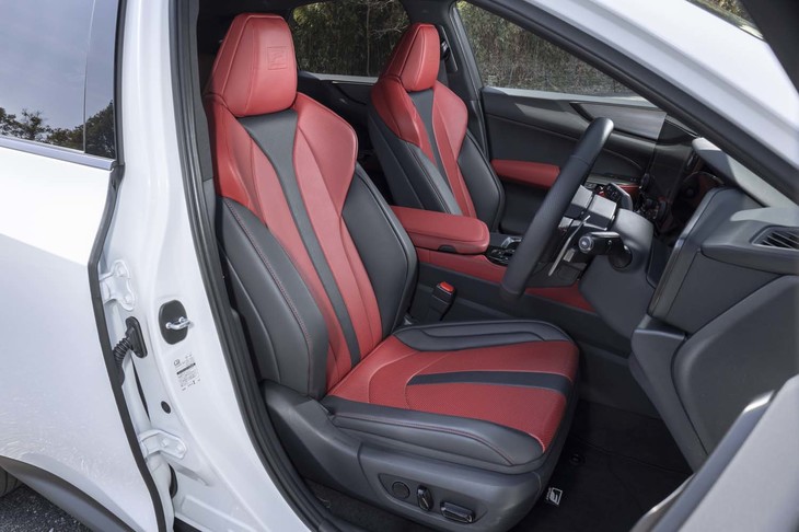 “Fスポーツ”専用の本革スポーツシート。前席にはヒーターとベンチレーターを備えている。