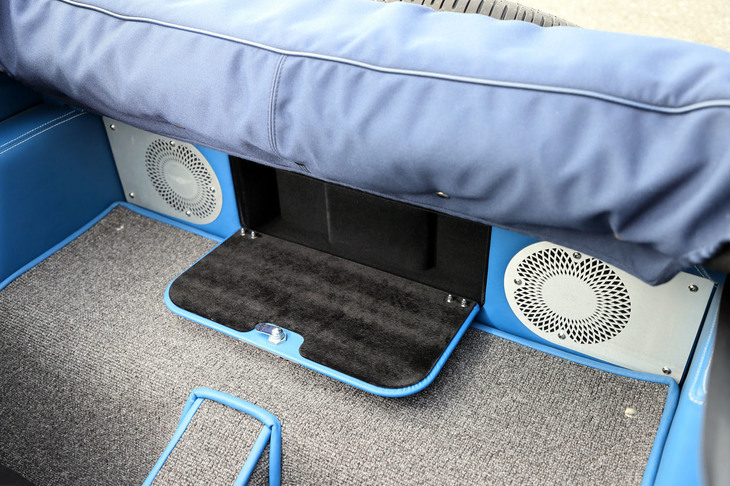 シート後方のトランクスペースには簡易ながらキーロック付きの小物入れを用意。左右に見えるのは、オプションで用意されるBluetoothオーディオのスピーカーだ。