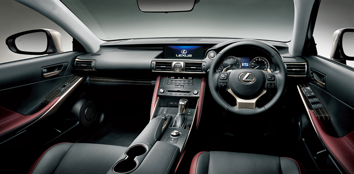 
	「IS350“バージョンL”」のインテリア。写真は新色「ニュアンスブラック」のもの。
	