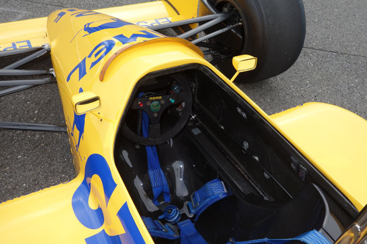 中嶋 悟氏のドライブした「ロータス ホンダ100T」のコックピット。この時代はステアリングのスイッチもまだシンプル。