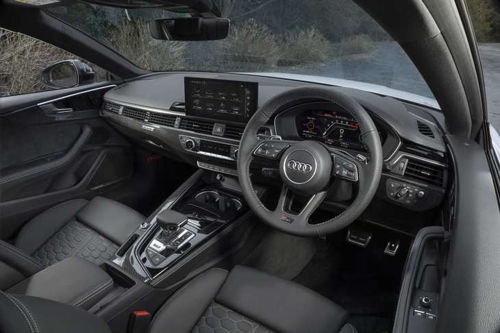 オプションの「デコラティブカーボンパネル」でスポーティーに演出された「RS 5クーペ」のインテリア。ハンドル位置は左右が選べる。