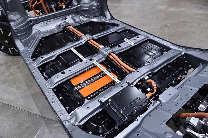 床下いっぱいに敷き詰められた、総電力量35.5kWhのリチウムイオンバッテリー。IPUケースには超高張力鋼板が用いられている。