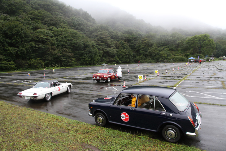 駐車場の広大なスペースに7カ所のPCポイントが設けられた。それを4セット通過するので、計28回測定することになる。手前の車両は1972年「ヴァンデンプラ・プリンセス1300」。