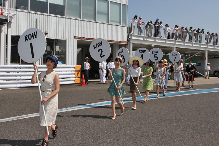 レースに彩りを添えたグリッドレディース。