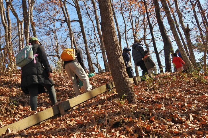 遊歩道のわきにはイノシシが鼻で掘り返した跡が。広大な敷地を有する「モビリティリゾートもてぎ」だが、実はその7割は、こうした里山なのだとか。