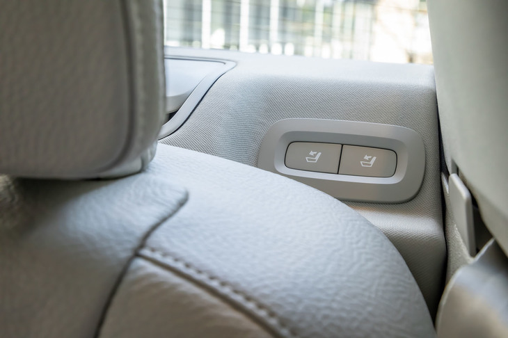 後席左側のバルクヘッドに配置された背もたれを前方に倒すスイッチ。荷室側にも同機能を有すストラップが備わっており、車内と荷室の両方からワンタッチで背もたれを倒せるようになっている。