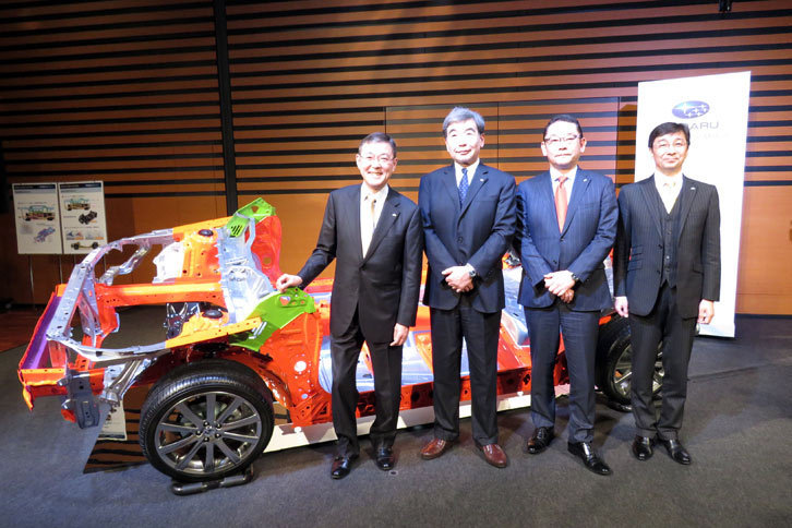 「スバルグローバルプラットフォーム」とともに撮影に応じる、発表会の登壇者。