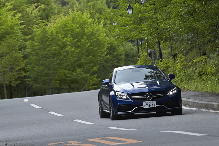 「メルセデスAMG C63 Sクーペ」には、車線の逸脱を防ぎつつ前車への追従を可能とする「レーダーセーフティパッケージ」など、先進安全装備が搭載される。