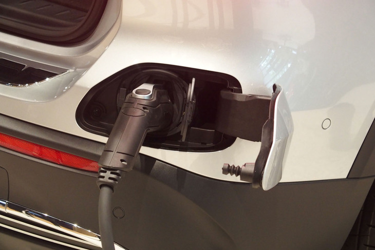 メルセデス・ベンツEQB250（普通充電用の給電口）