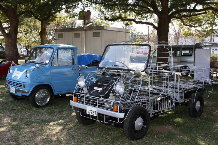 JCCAニューイヤーミーティングのリポートでも紹介した、ホンダ初の市販四輪車であるDOHCエンジンを積んだ軽トラック「ホンダT360」（左）と、そのシャシーに鉄棒で製作したスケルトンのボディーを載せたモデル（右）。見るほどにすばらしい出来栄えだ。