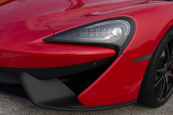 ヘッドランプはLED式。フロントバンパーにはボディー下部に空気を導くための開口部と「エアロブレード」と呼ばれる整流板が備わる。