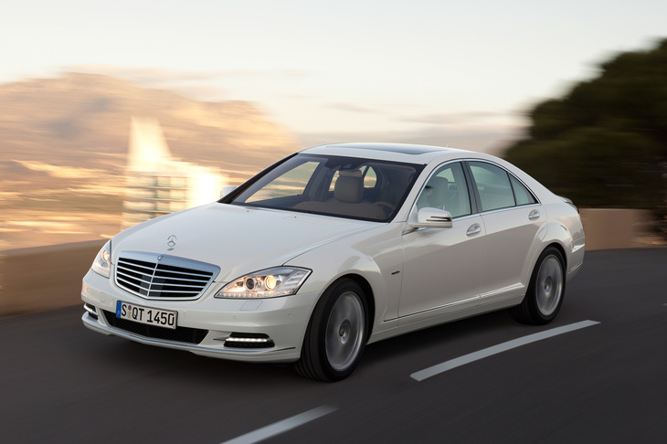 メルセデス・ベンツ初の量産ハイブリッドカーとなった「S400ハイブリッド」。モーターはコンパクトで、電気のみでの走行はできなかった。