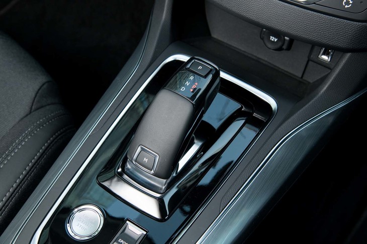 「GTi」を除く全車に・エィ・ダブリュ製の8段ATが搭載される。今回の改良では見た目の変更はほとんどアナウンスされていないが、シフトセレクターは新デザインとされている。