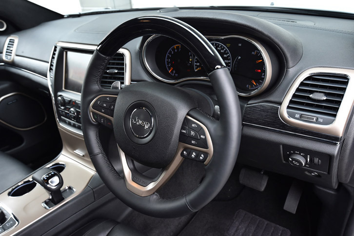 「サミット」専用の本木目と本革巻きのコンビステアリングホイール。「グランドチェロキー」では全車にシフトパドルが装備されている。