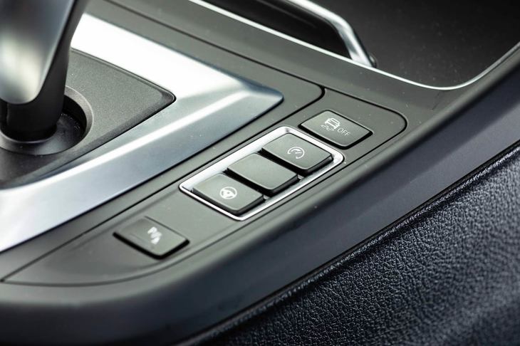 走行に関わる各種制御はコンソールのスイッチで調整が可能。ただし「M2」に可変ダンパーは備わっておらず、足まわりの特性だけは調整できない。