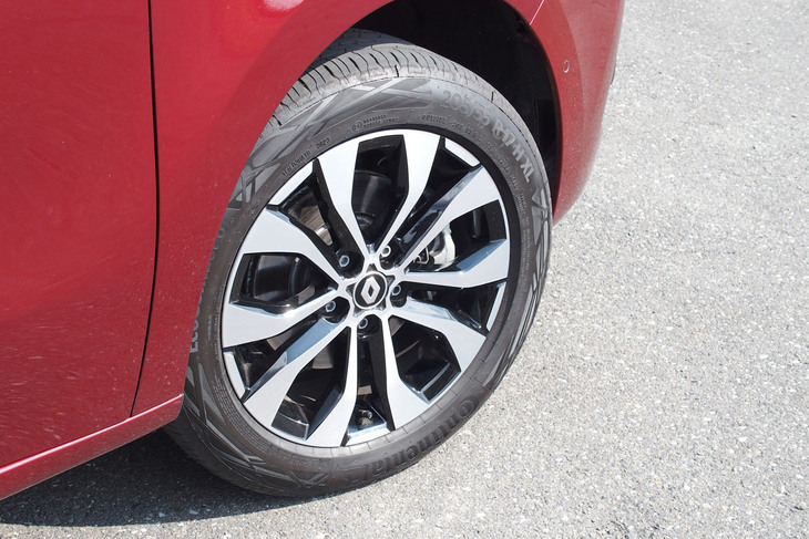 「インテンス」をベースとする「カングー ヴァリエテ」のカラーバンパー仕様車には、17インチアルミホイールが標準で装備される。タイヤは205/55R17サイズの「コンチネンタル・エココンタクト6」が組み合わされていた。